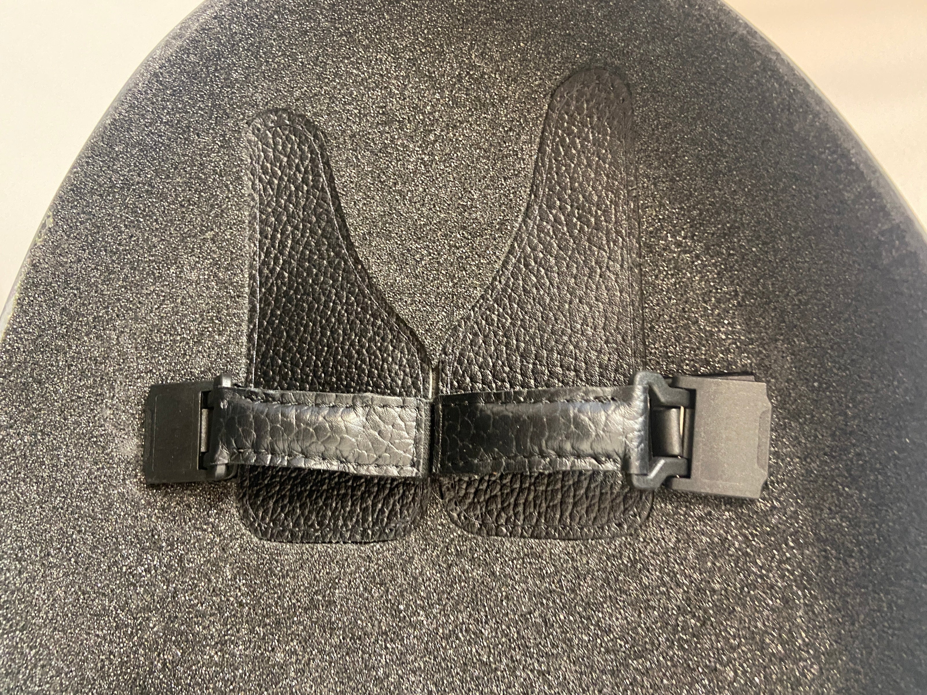 Black leather bow holders in viola da gamba